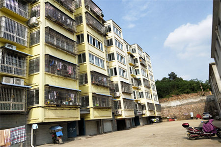 枫香小镇97平套二精装，带附房，带车位77.9万出售